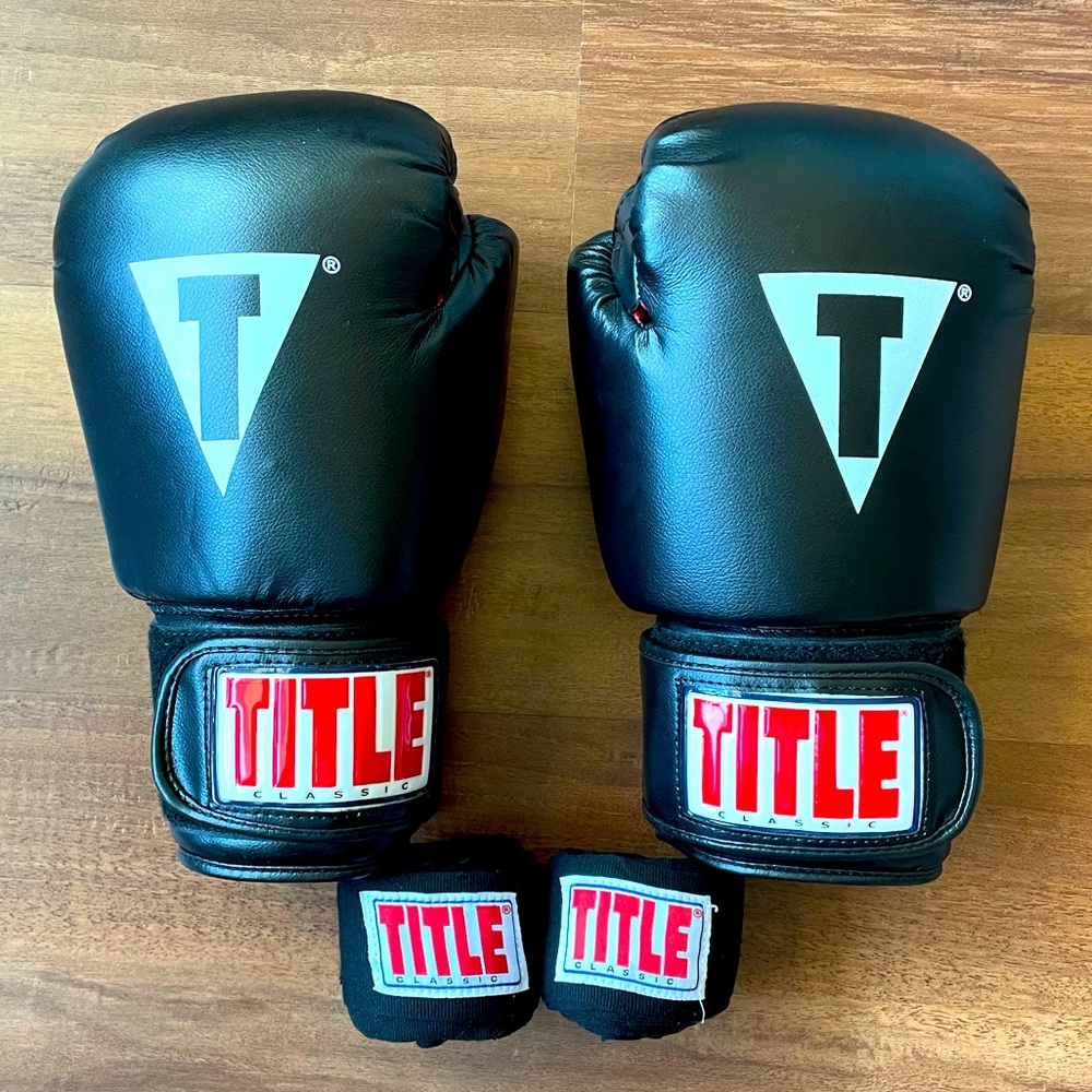 NEW Boxing gloves and hand wraps